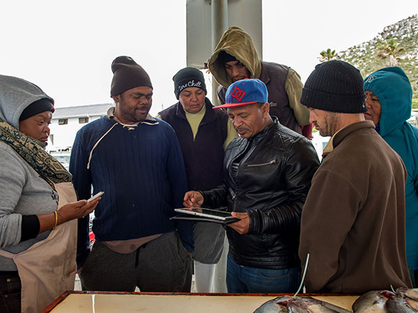 Abalobi, Suedafrika - Kleinfischer tauschen sich mittels Abalobi App aus