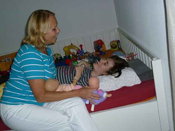 Volunteer from pro pallium with an affected child at home