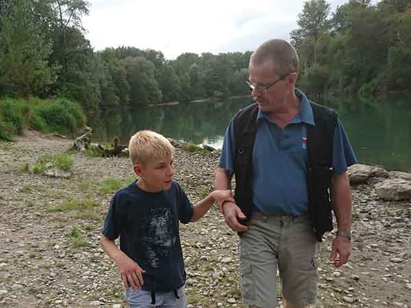 Volunteer from pro pallium working with a family with seriously ill child