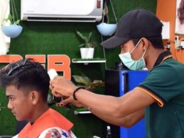 Now young people can also train to become a barber.