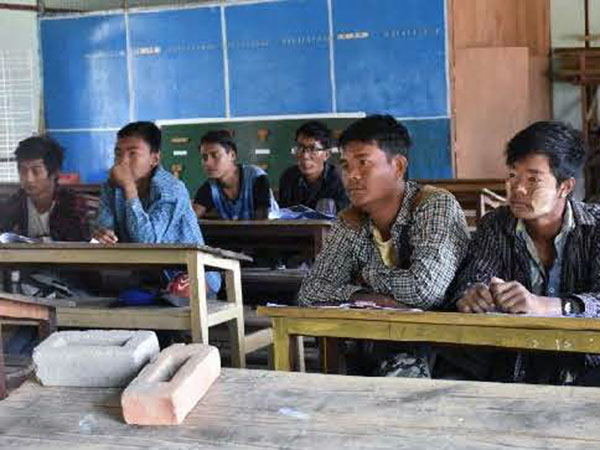 Young people take part in the theory course for bricklayers as part of the Helvetas S4E program.