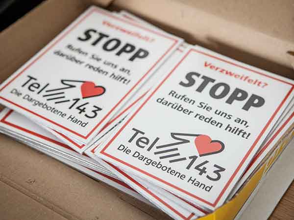 Tel143 - Die Dargebotene Hand bietet Gespräche per Telefon, Mail oder Chat.