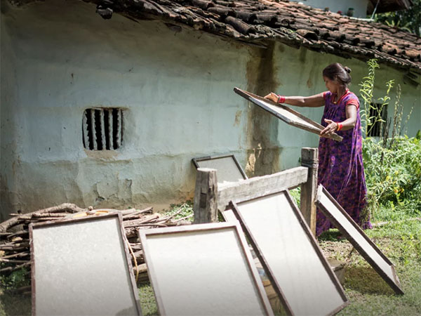 ELAM - Small business woman creates paper