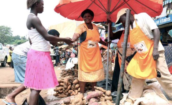 Landwirte verkaufen angereicherte Produkte auf lokalen Märkten.