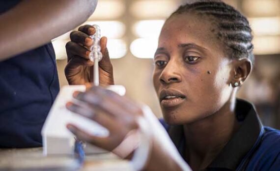 Praxisorientierte Kurzausbildung für junge Menschen ohne Berufsabschluss dank des YES-Projektes der Helvetas mit Unterstützung der Happel Foundation Schweiz.