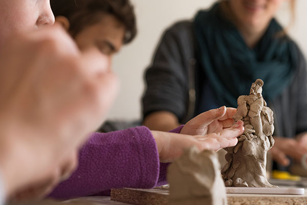 Kinder können an Gruppennachmittagen mit anderen spielen, basteln und vieles mehr.