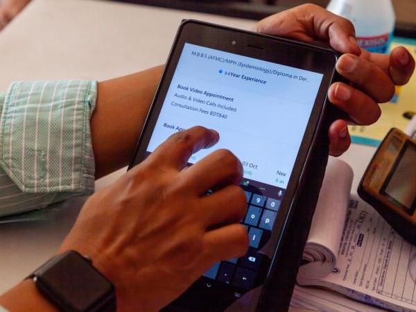 Community Paramedic tätigt Überweisung via App